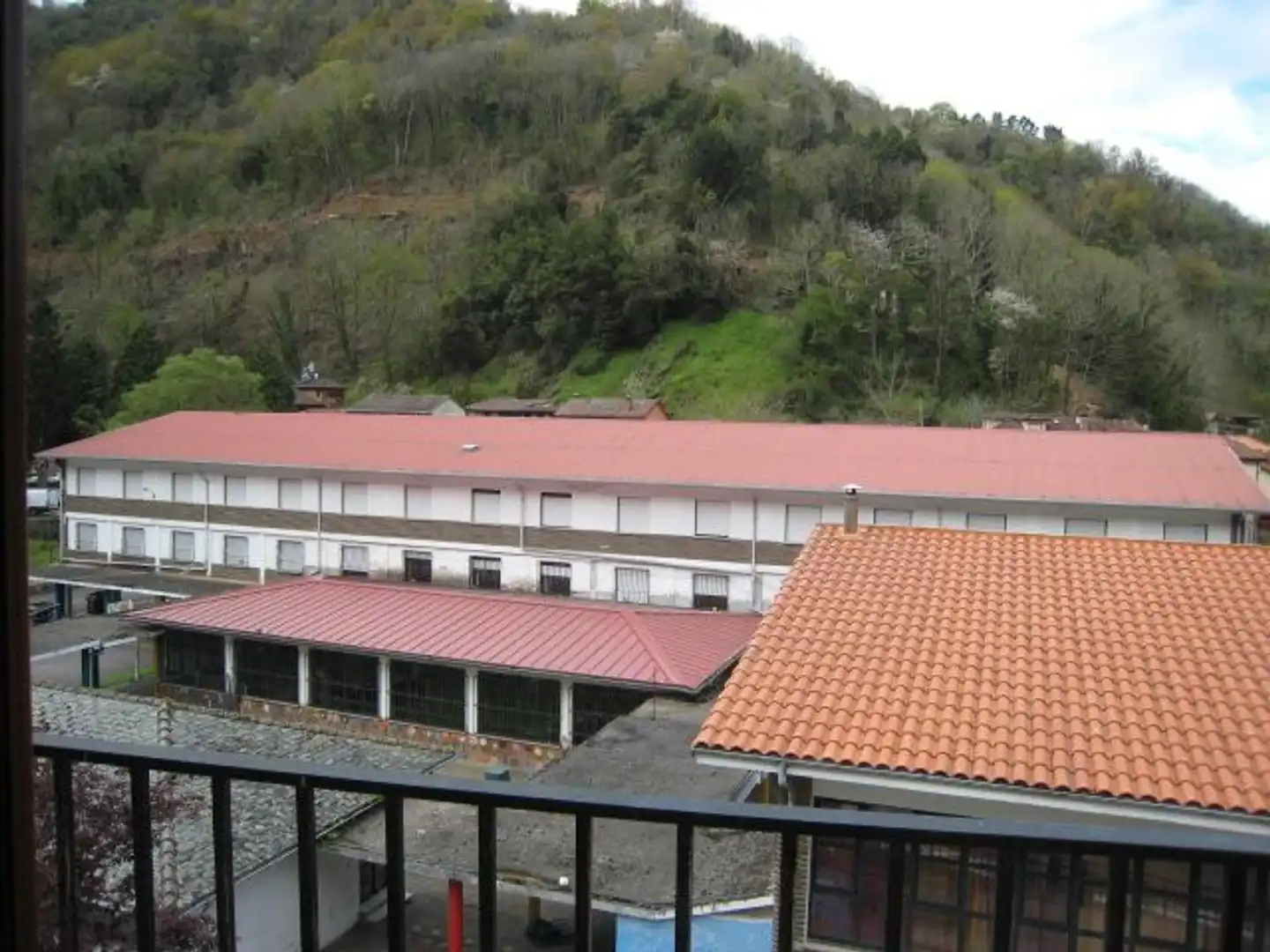 Außenansicht von Wohnung zum Verkauf in Belmonte de Miranda mit Heizung, Terrasse und Schwimmbad