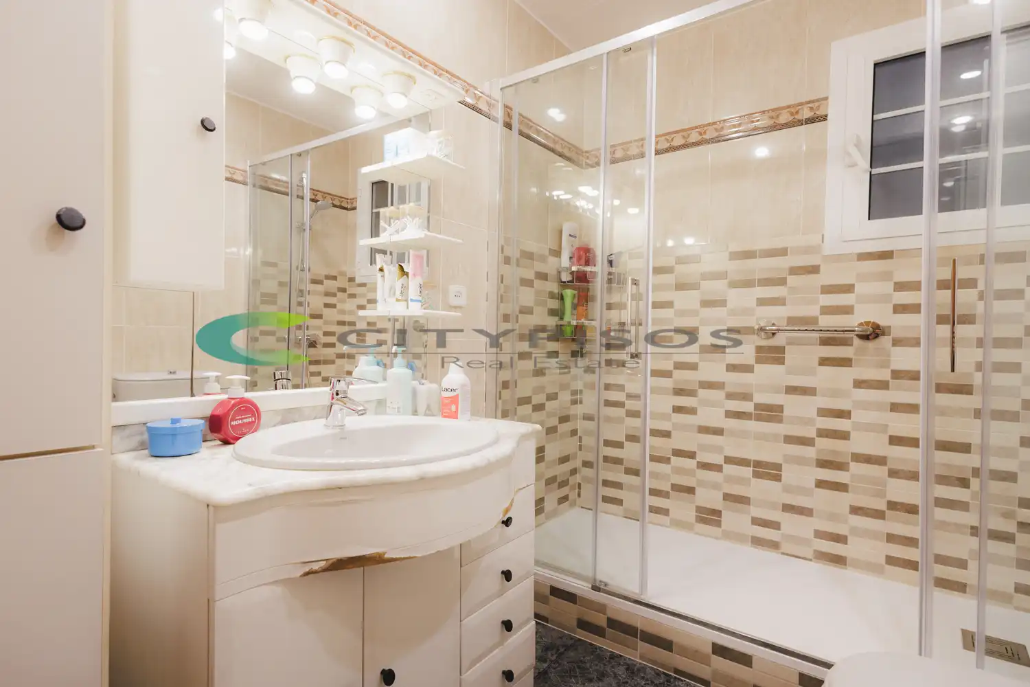 Bathroom of Flat for sale in Barcelona  with Air Conditioner and Oven