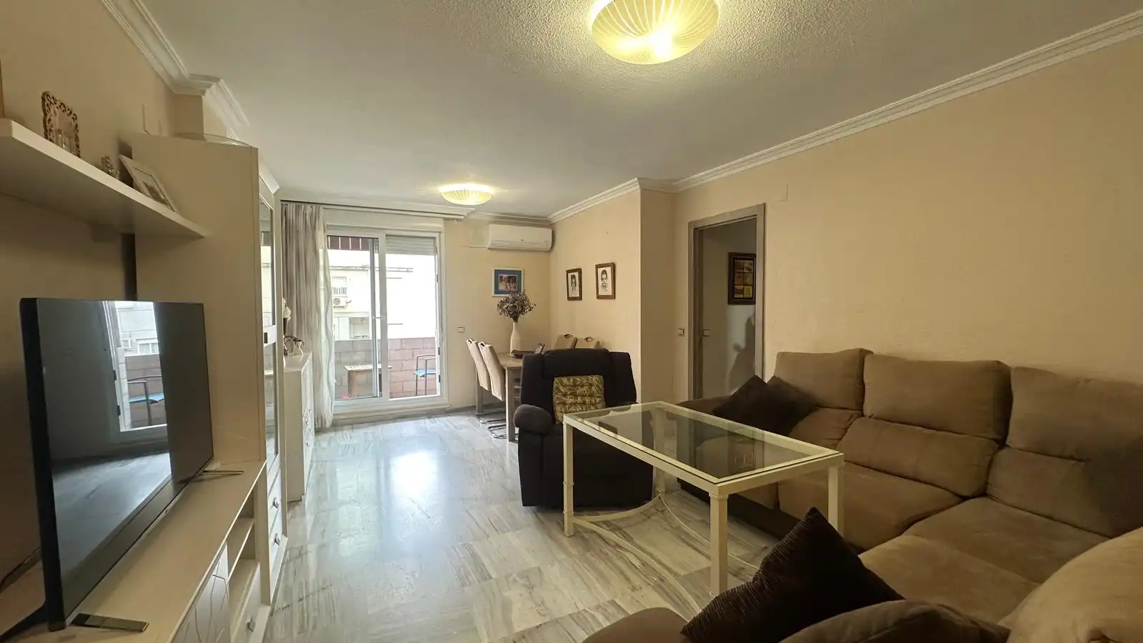 Sala d'estar de Pis en venda en San Juan de Aznalfarache amb Aire condicionat, Terrassa i Piscina