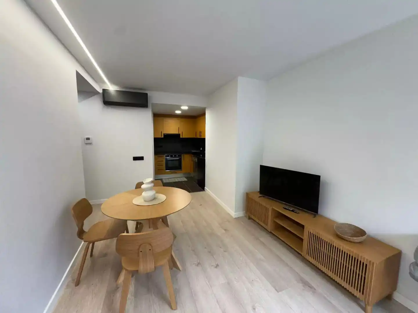 Living room of Flat for rent in Figueres  with Air Conditioner, Heating and Parquet flooring