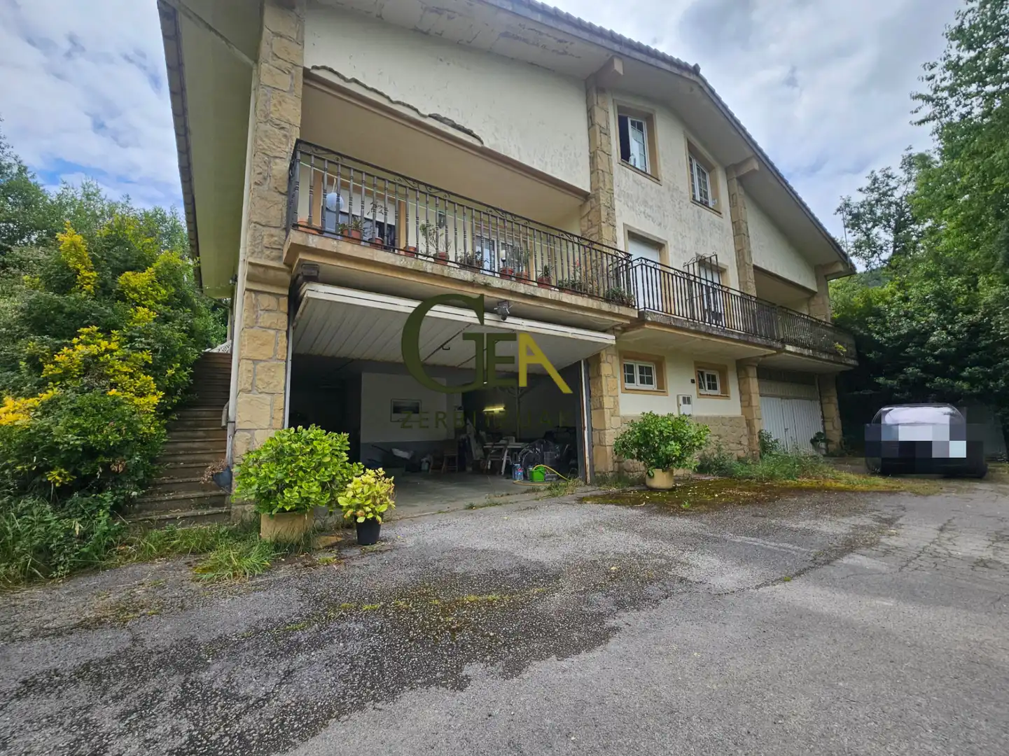 Außenansicht von Einfamilien-Reihenhaus zum Verkauf in Alkiza mit Heizung, Privatgarten und Terrasse