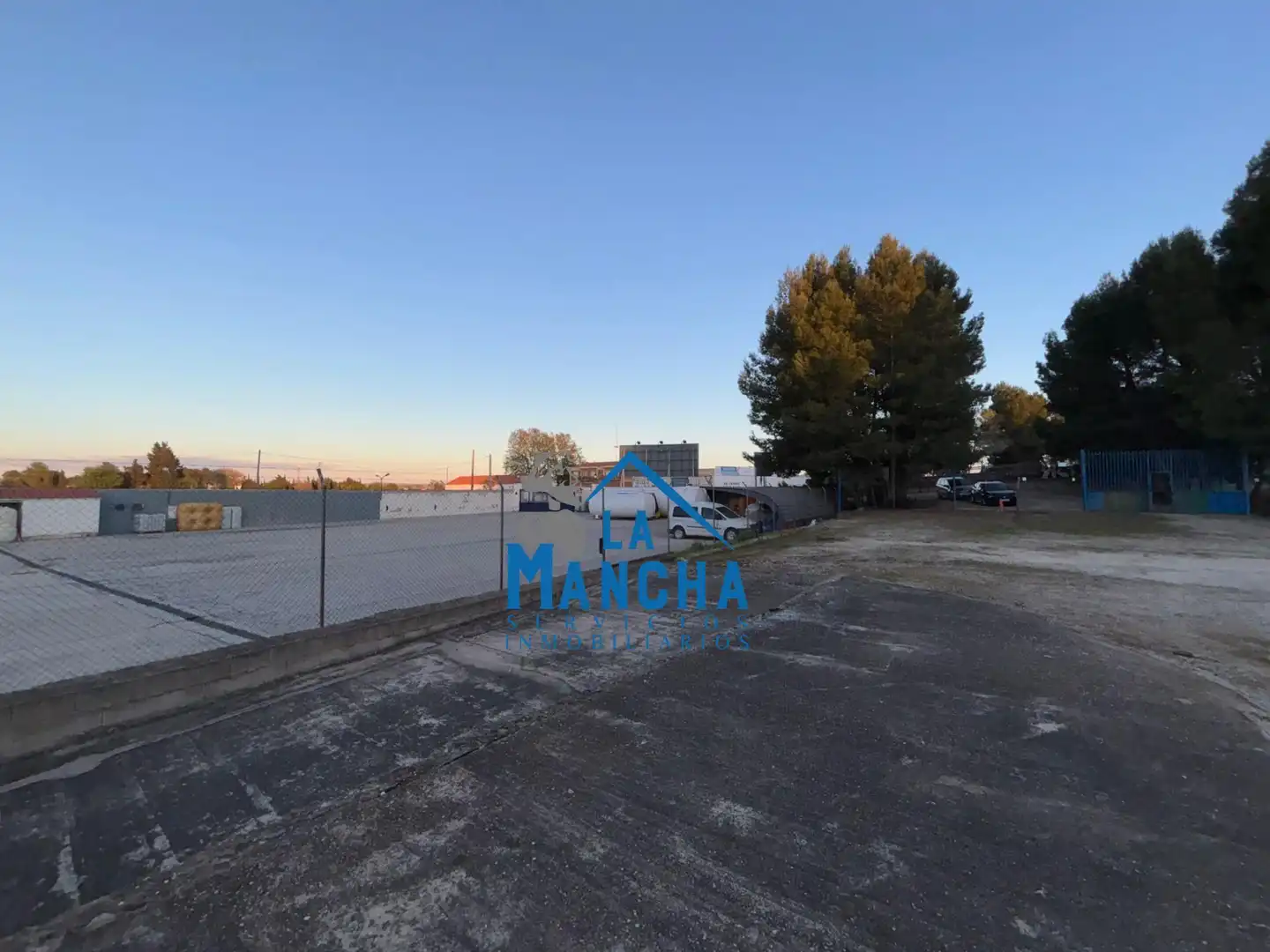 Parkplatz von Fabrikhallen zum Verkauf in Albacete
