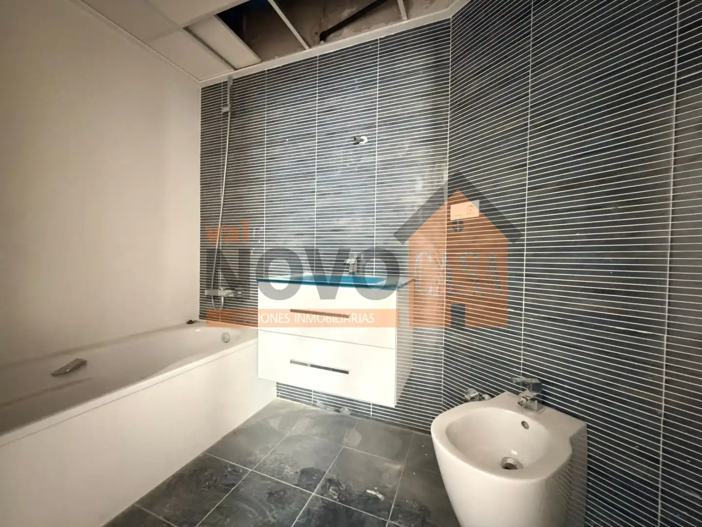 Bathroom of Flat for sale in Gandia  with Air Conditioner and Community pool