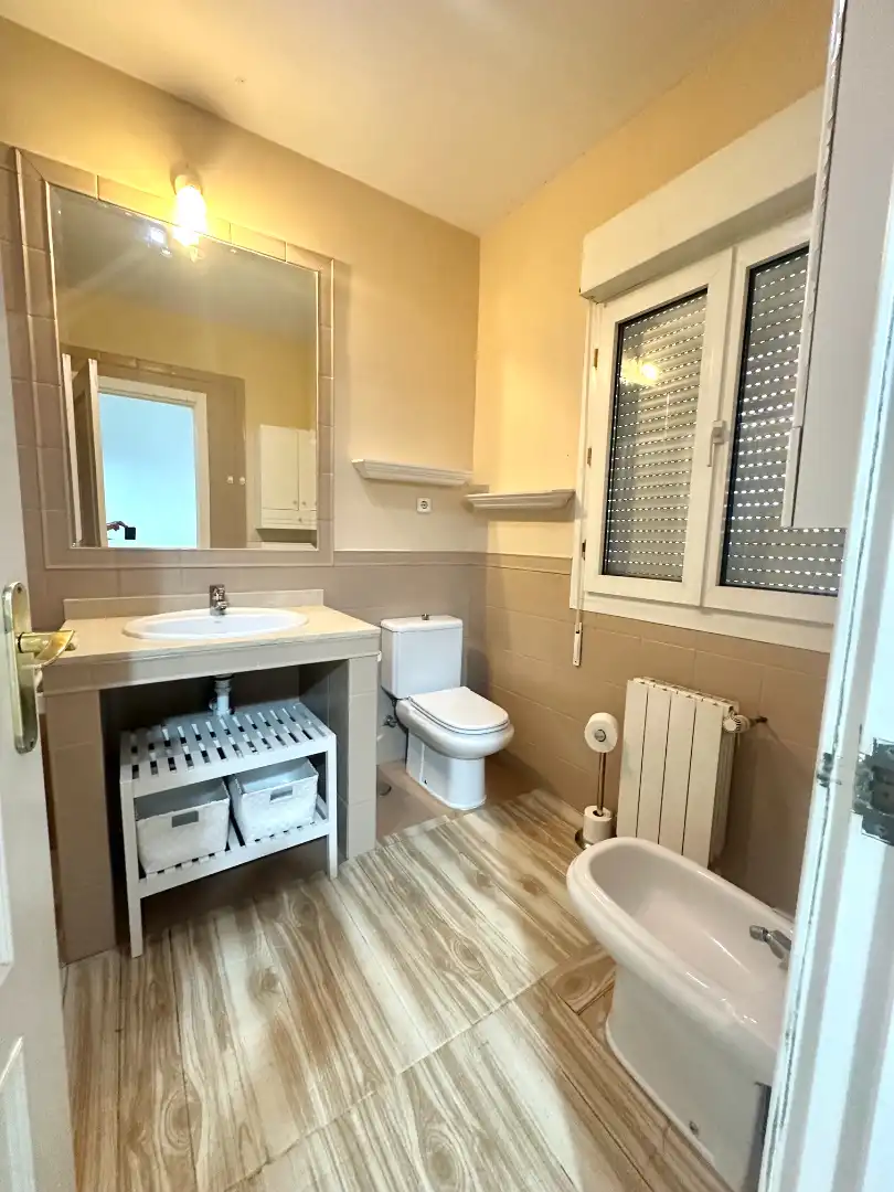 Baño de Casa adosada en venta en Madrid con Aire acondicionado, Calefacción y Jardín privado