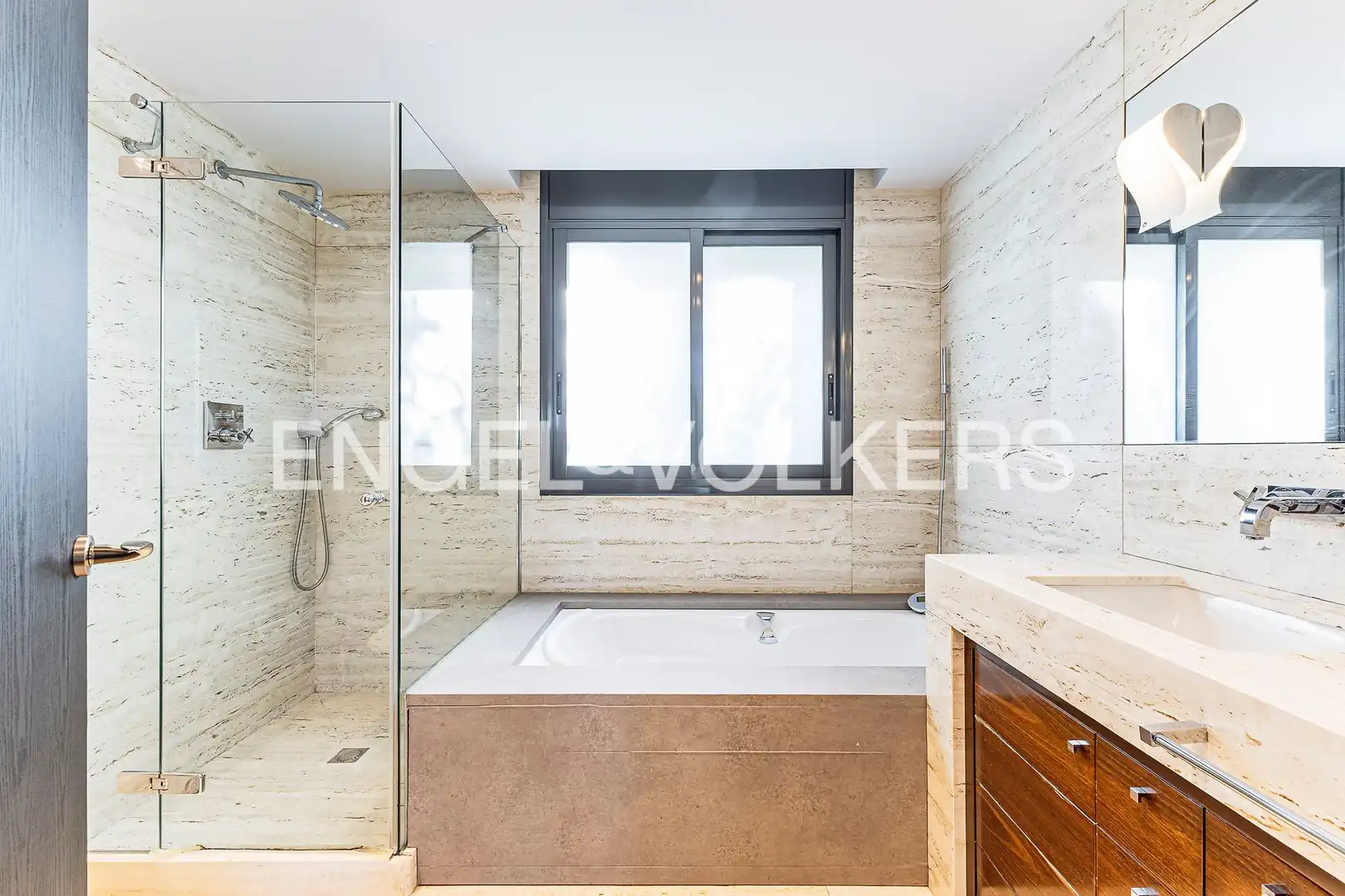 Bathroom of Houses for sale in Esplugues de Llobregat  with Air Conditioner, Heating and Private garden