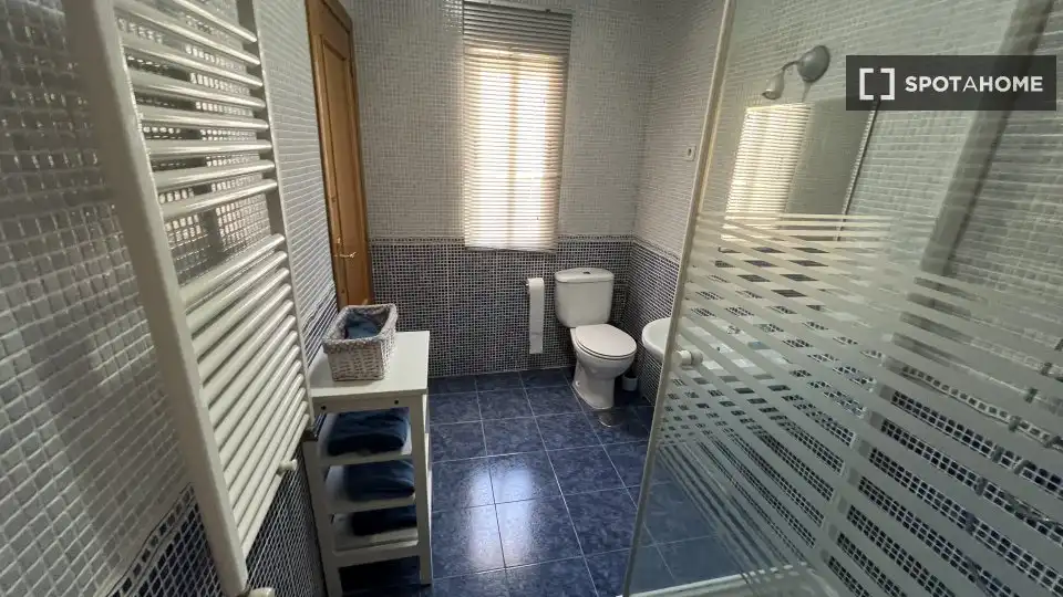 Baño de Piso para compartir en Murcia con Aire acondicionado, Calefacción y Amueblado