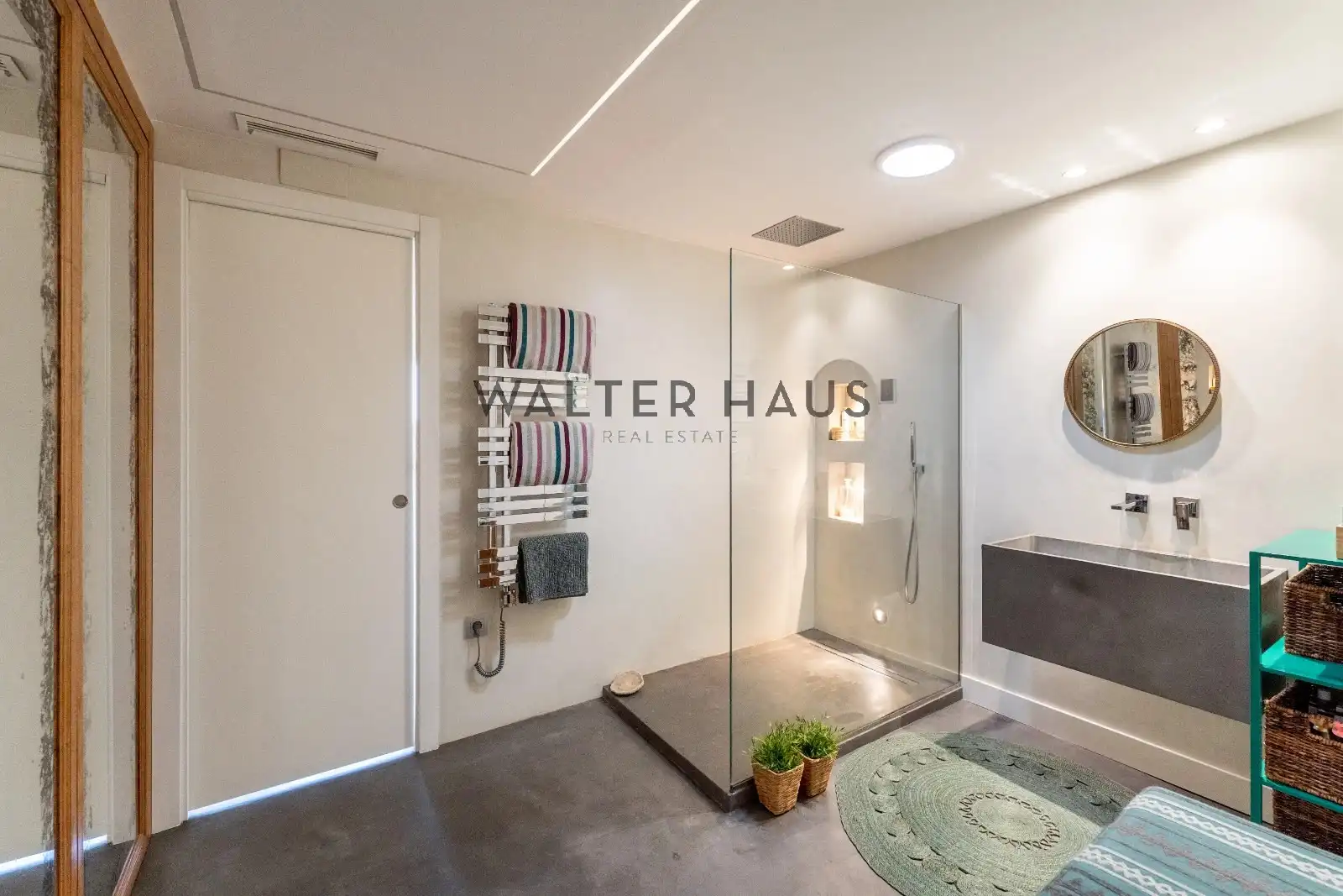 Bathroom of Flat for sale in Madrid  with Air Conditioner, Heating and Storage room
