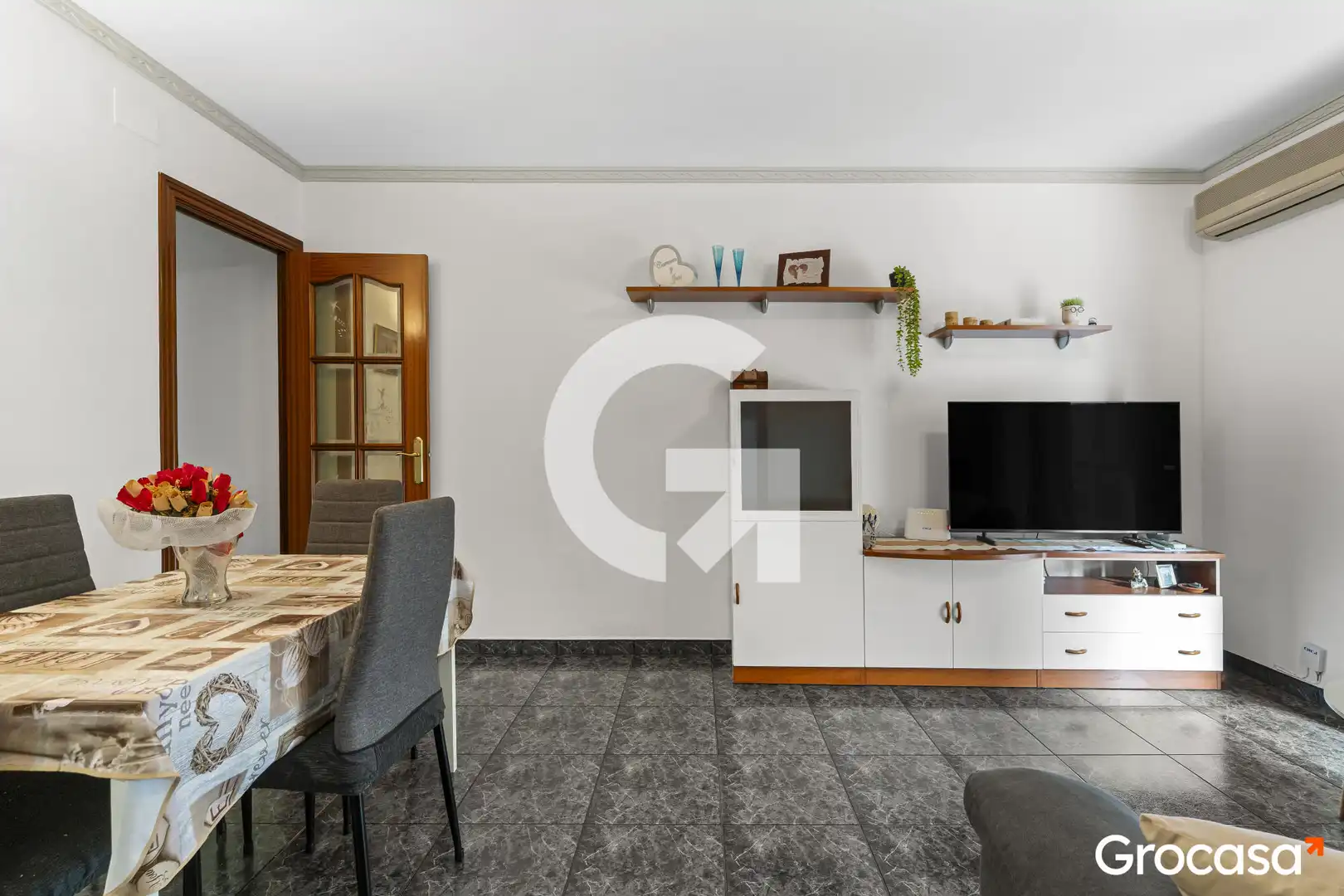 Sala d'estar de Pis en venda en L'Hospitalet de Llobregat amb Aire condicionat, Calefacció i Moblat