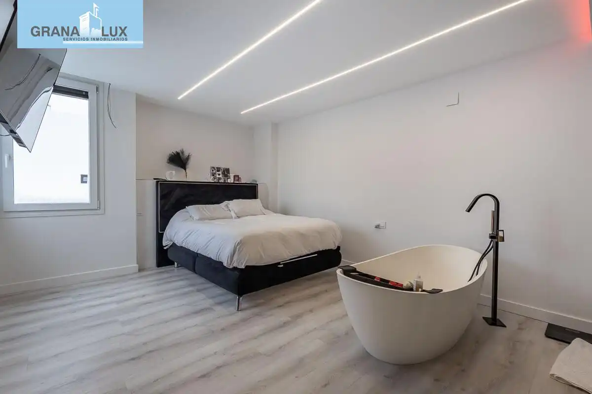 Dormitori de Casa adosada en venda en Albolote amb Jardí privat, Piscina i Alarma