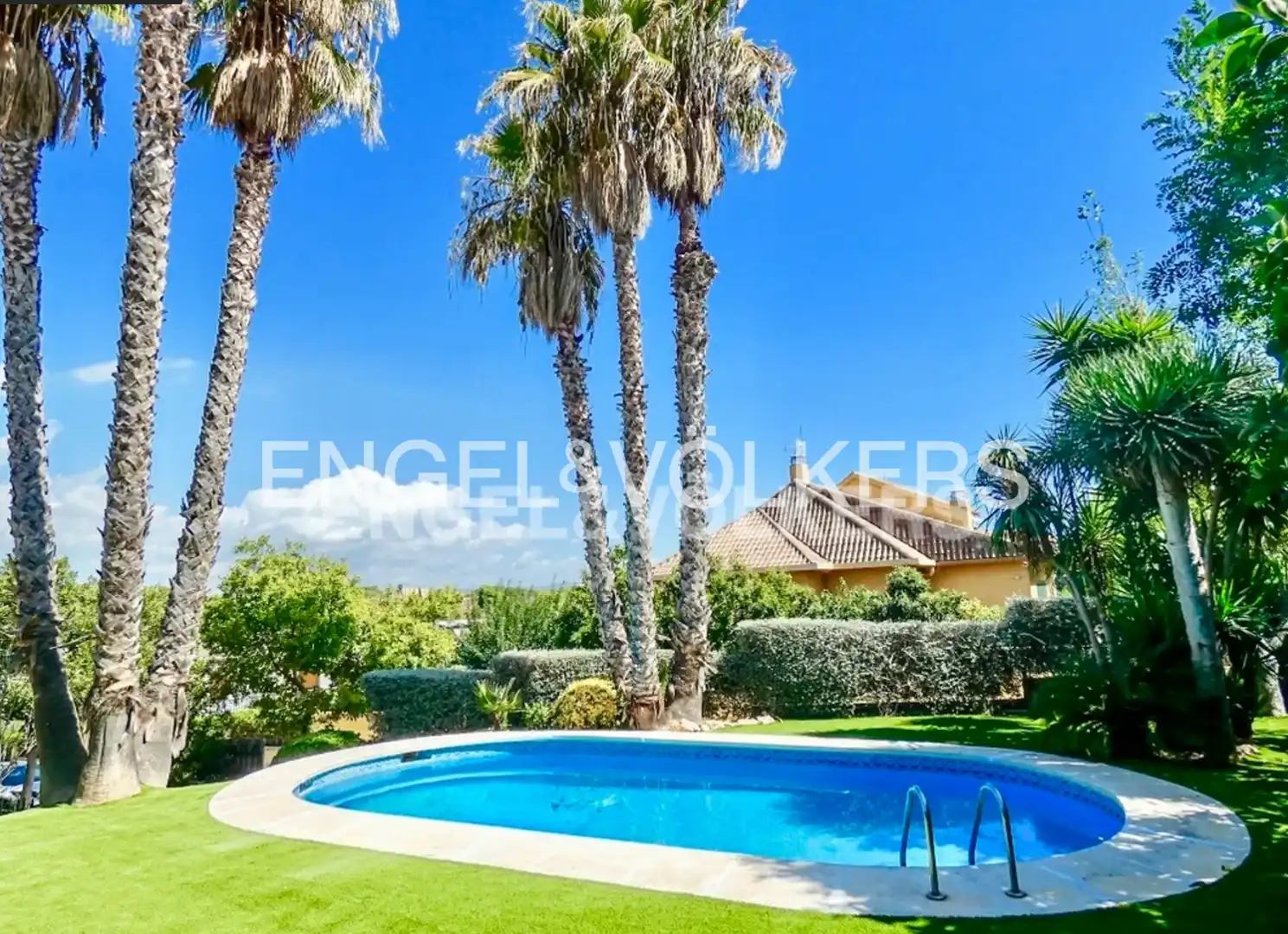 Piscina de Casa o xalet en venda en Vilanova i la Geltrú amb Calefacció, Jardí privat i Terrassa