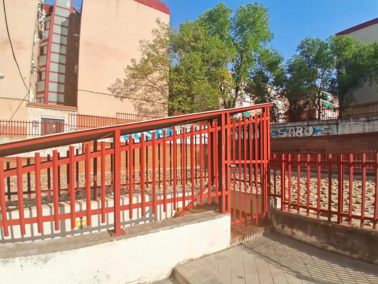 Vista exterior de Pis en venda en Madrid amb Calefacció, Parquet i Terrassa
