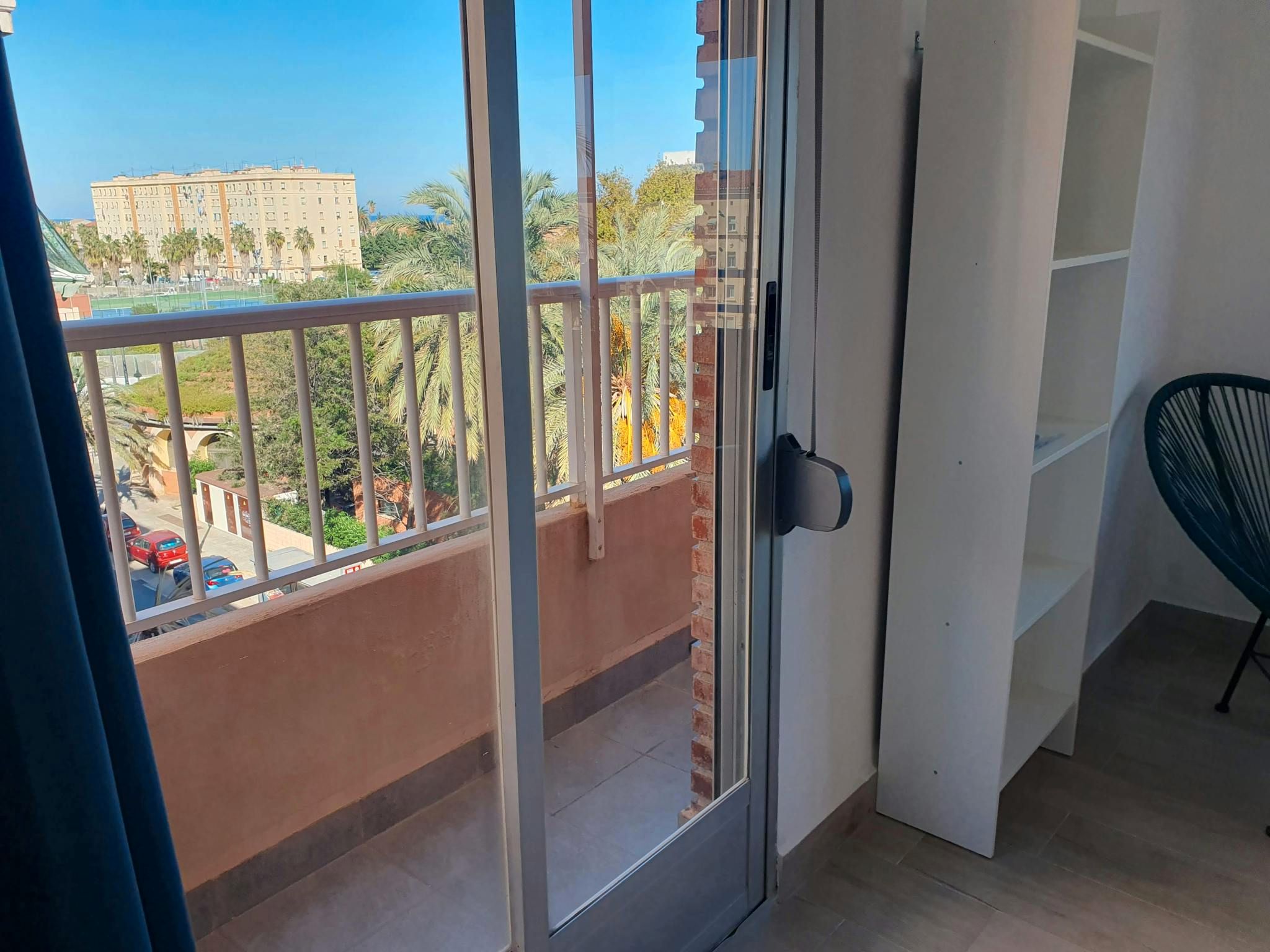 Bedroom of Flat to share in  Valencia Capital  with Washing machine and TV