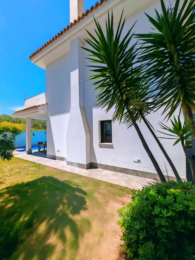 Vista exterior de Casa o chalet en venta en Chiclana de la Frontera con Aire acondicionado, Jardín privado y Terraza