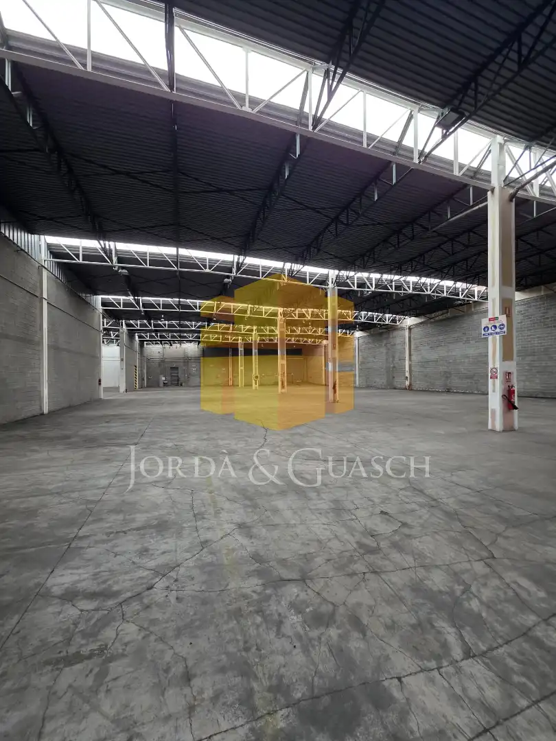 Industrial building with lift to rent in Carrer Química 30