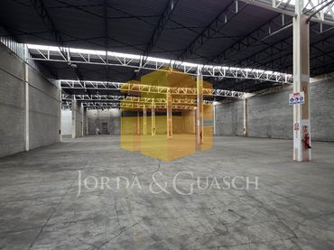 Industrial building with lift to rent in Carrer Química 30