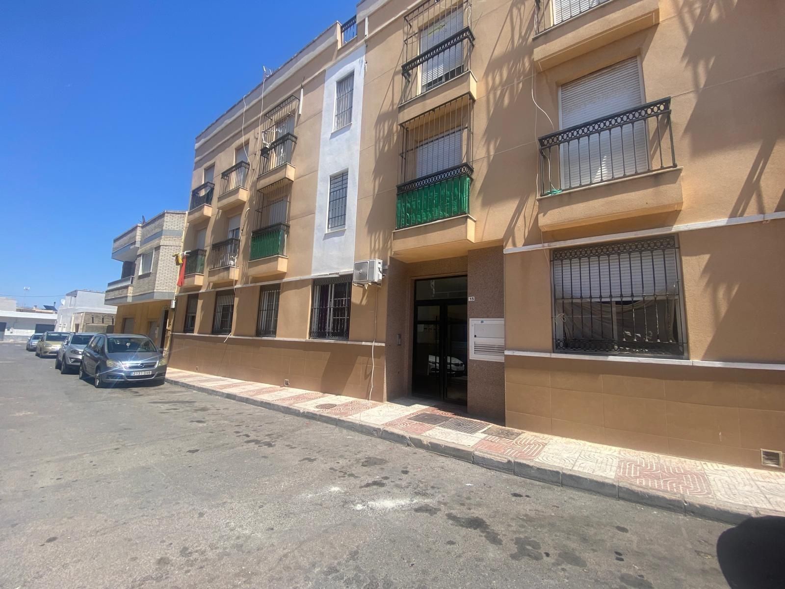 Vista exterior de Pis en venda en Roquetas de Mar amb Balcó i Alarma