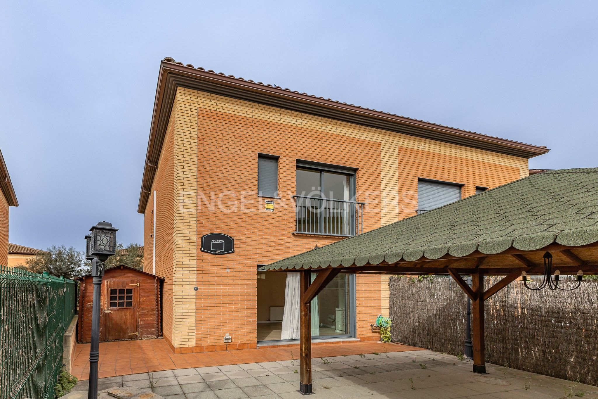 Vista exterior de Casa o xalet en venda en Santa Perpètua de Mogoda amb Aire condicionat, Calefacció i Jardí privat