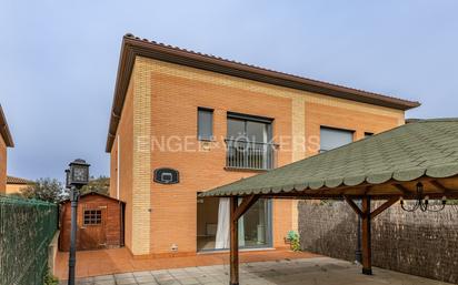 Exterior view of House or chalet for sale in Santa Perpètua de Mogoda  with Air Conditioner, Heating and Private garden