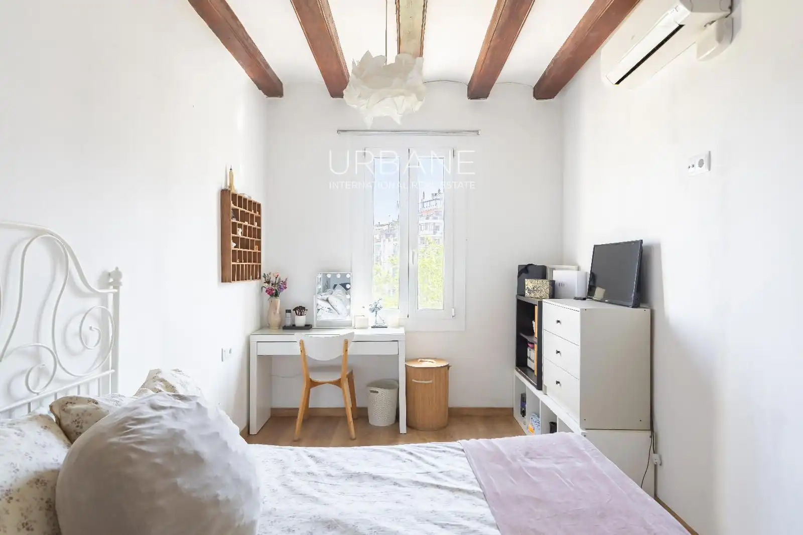 Schlafzimmer von Dachboden zum Verkauf in Barcelona mit Klimaanlage, Heizung und Terrasse