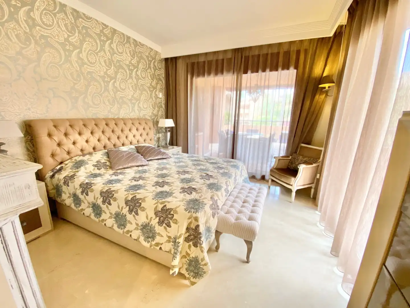 Schlafzimmer von Wohnungen zur Miete in Marbella mit Klimaanlage, Terrasse und Schwimmbad