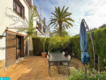 Adossat amb piscina en venda a Carrer Òliba