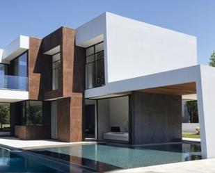 Vista exterior de Casa o xalet en venda en Lozoyuela-Navas-Sieteiglesias amb Aire condicionat, Calefacció i Jardí privat
