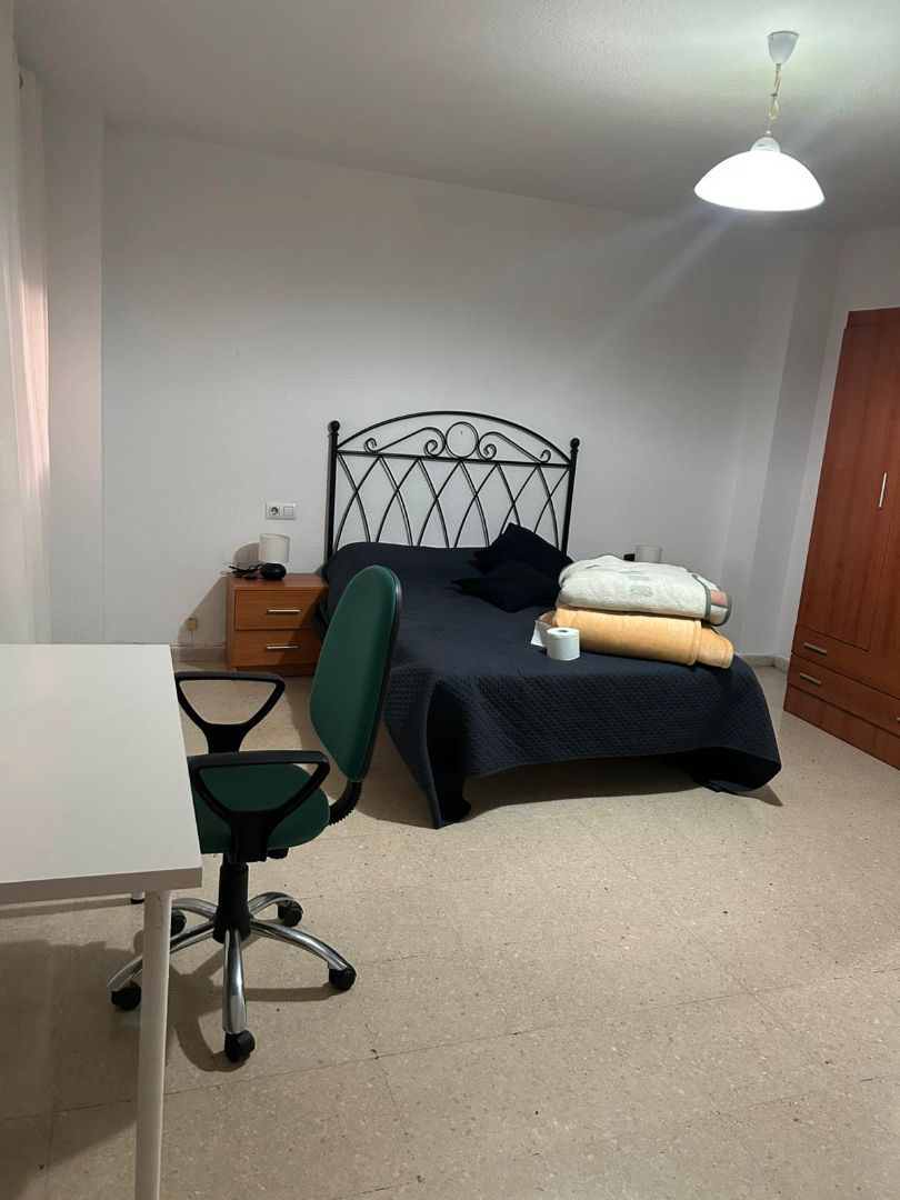 Habitación de Piso de alquiler en  Granada Capital con Aire acondicionado, Amueblado y Lavadora