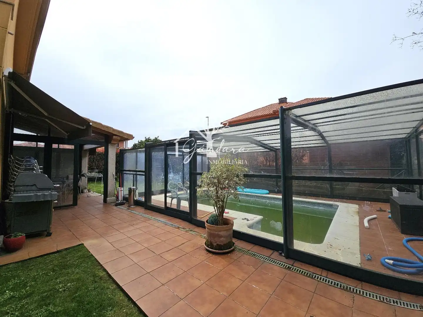 Piscina de Casa o xalet en venda en Ferrol amb Calefacció, Jardí privat i Parquet