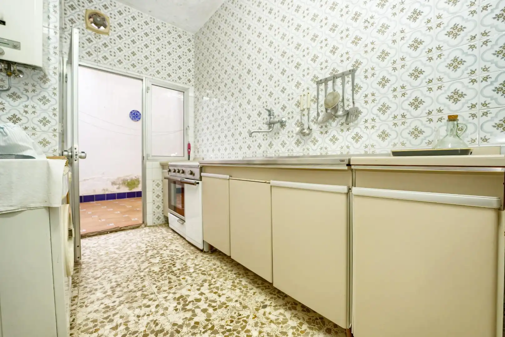 Cocina de Casa adosada en venta en Sanlúcar la Mayor con Aire acondicionado, Calefacción y Terraza