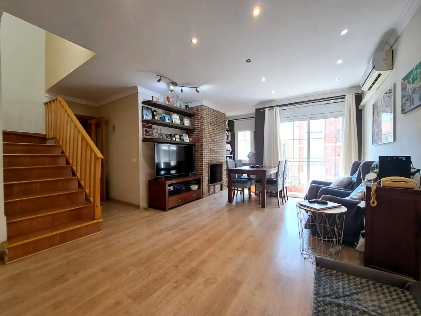 Sala de estar de Dúplex en venta en Olesa de Montserrat con Aire acondicionado, Calefacción y Terraza
