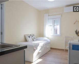 Bedroom of Flat to rent in  Madrid Capital  with Air Conditioner and Balcony