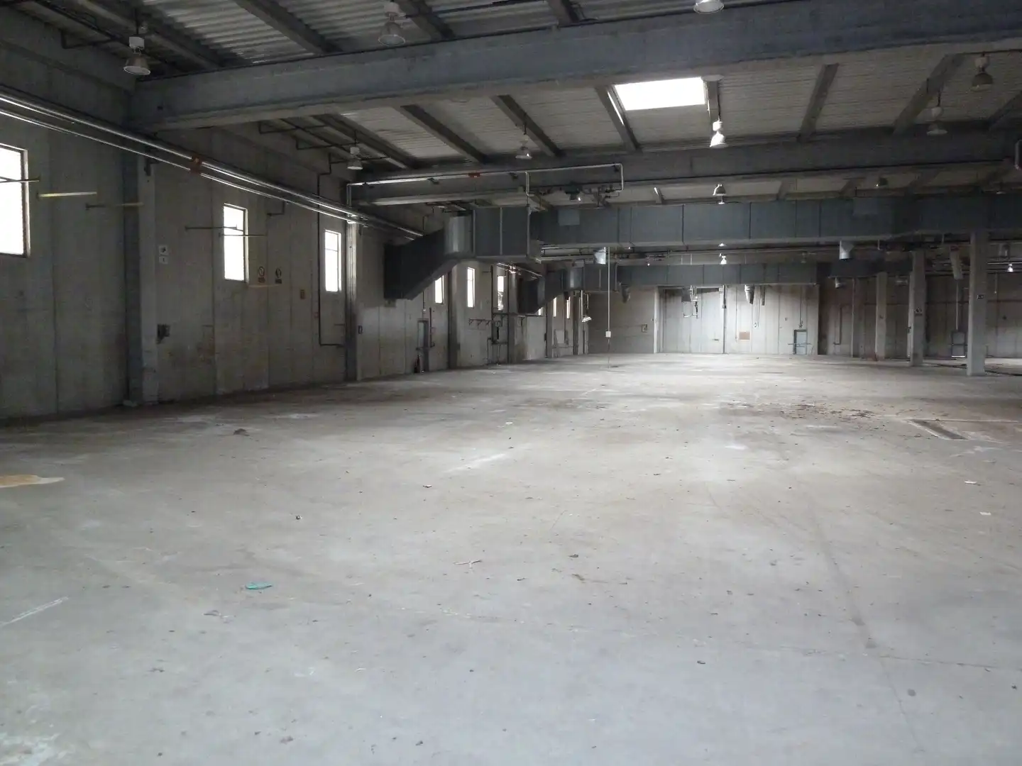Fabrikhallen zur Miete in Massanes