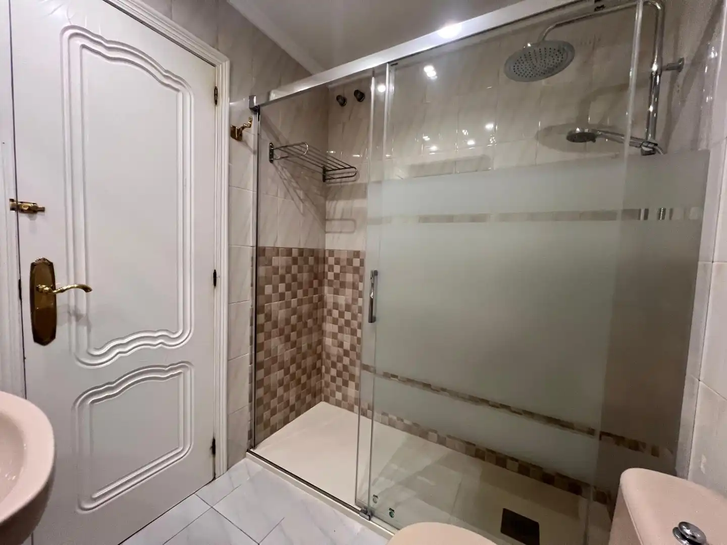 Baño de Piso de alquiler en Elche / Elx con Aire acondicionado y Amueblado