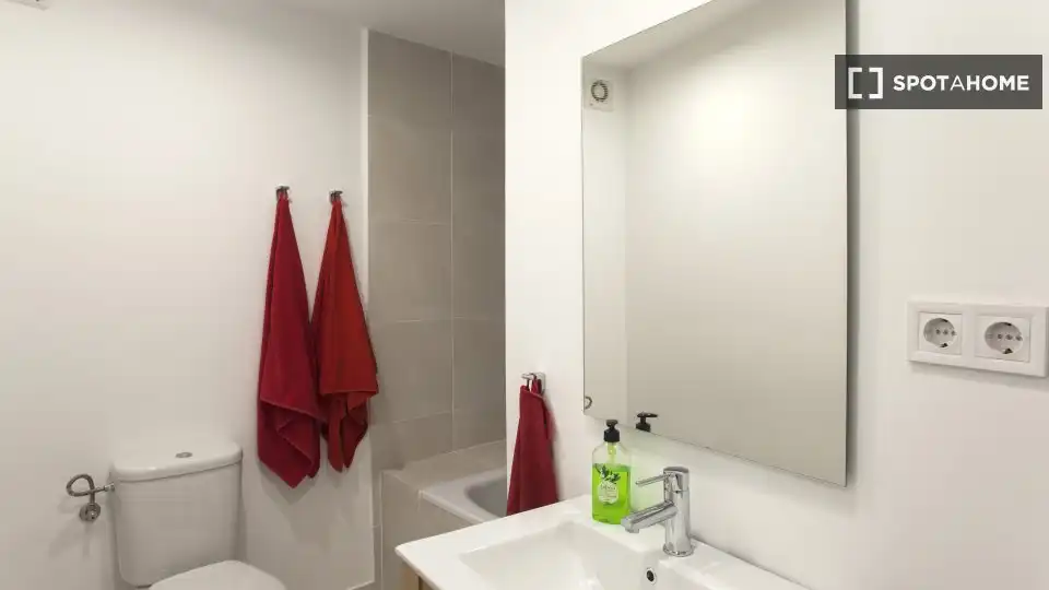 Badezimmer von Wohnungen zur untervermieten in Barcelona mit Klimaanlage, Terrasse und Möbliert
