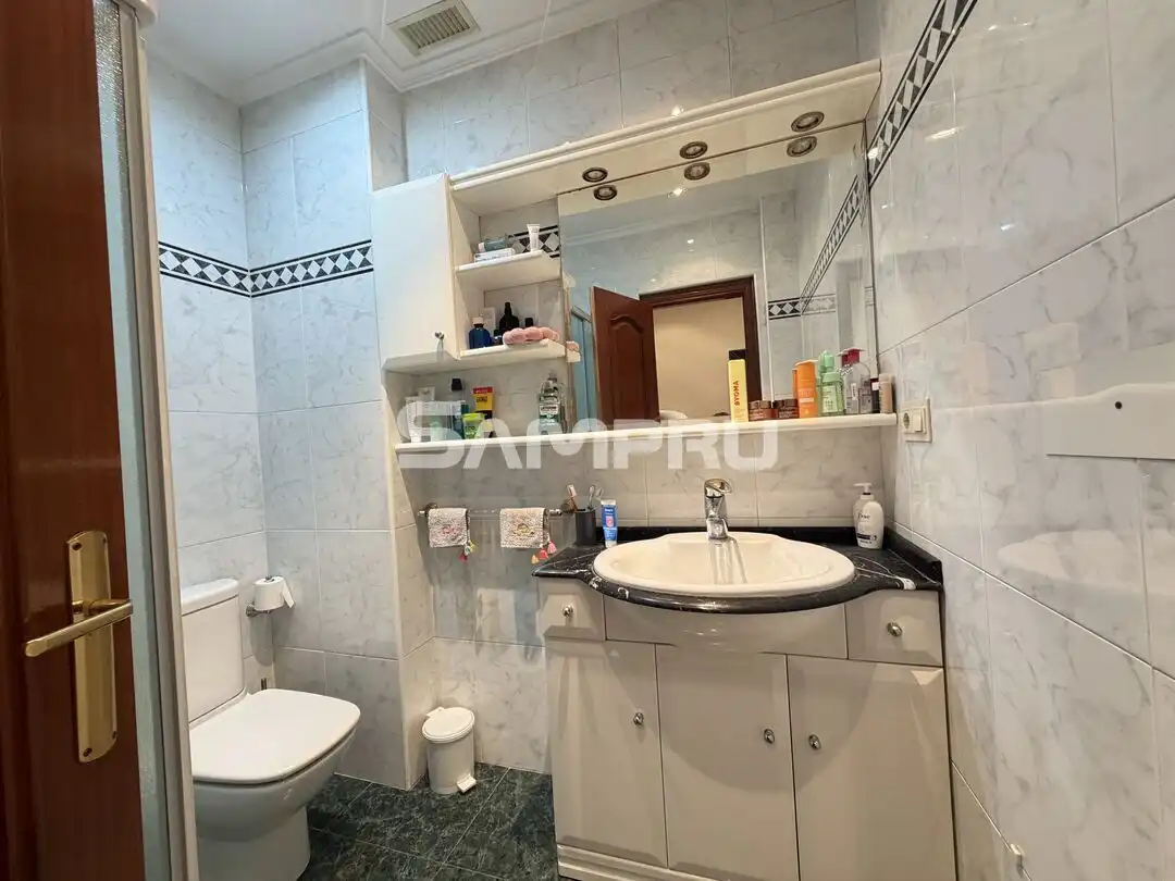 Badezimmer von Dachboden zum Verkauf in Arrasate / Mondragón mit Heizung und Balkon