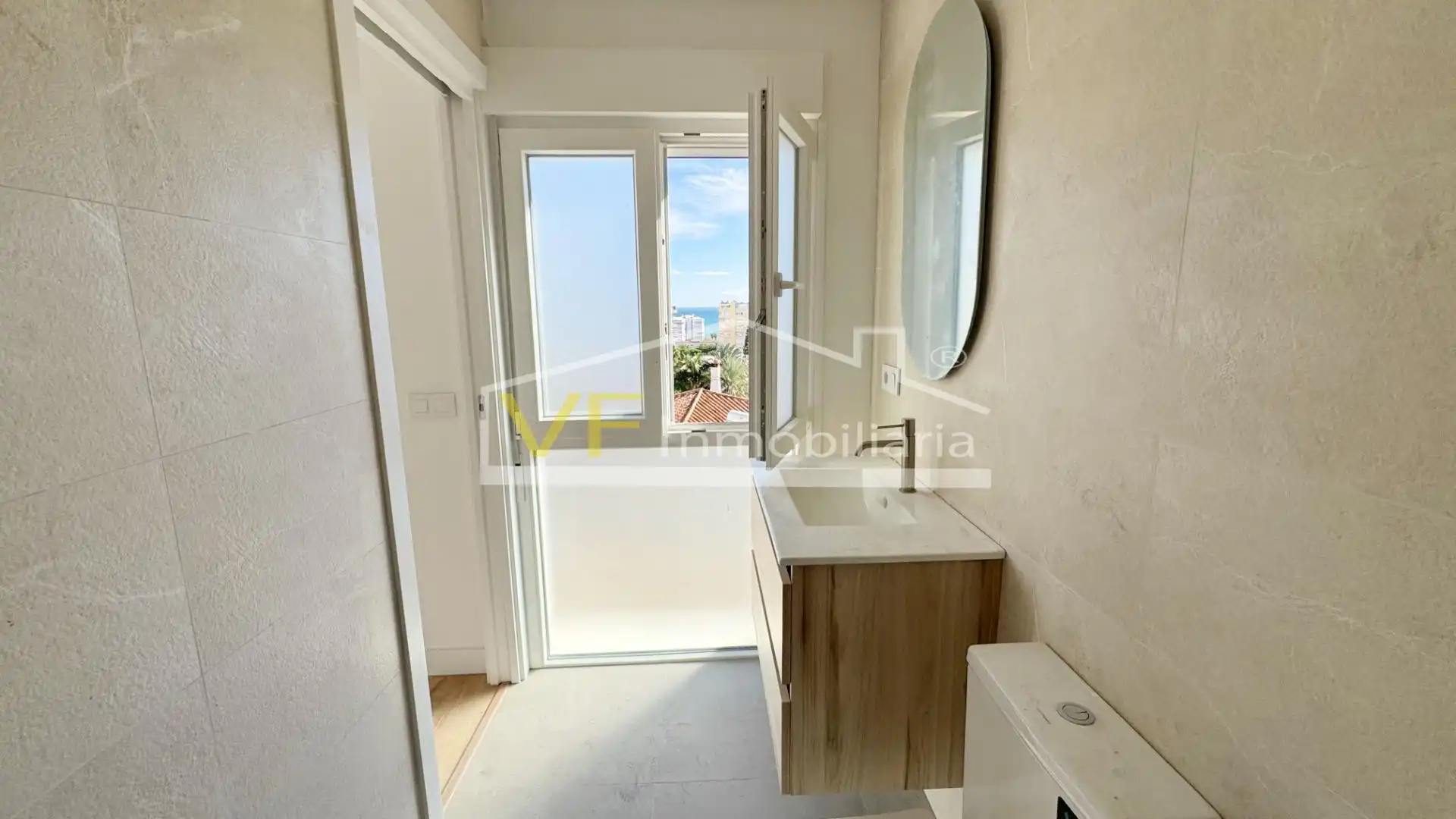 Bany de Dúplex en venda en Torremolinos amb Jardí privat, Terrassa i Traster