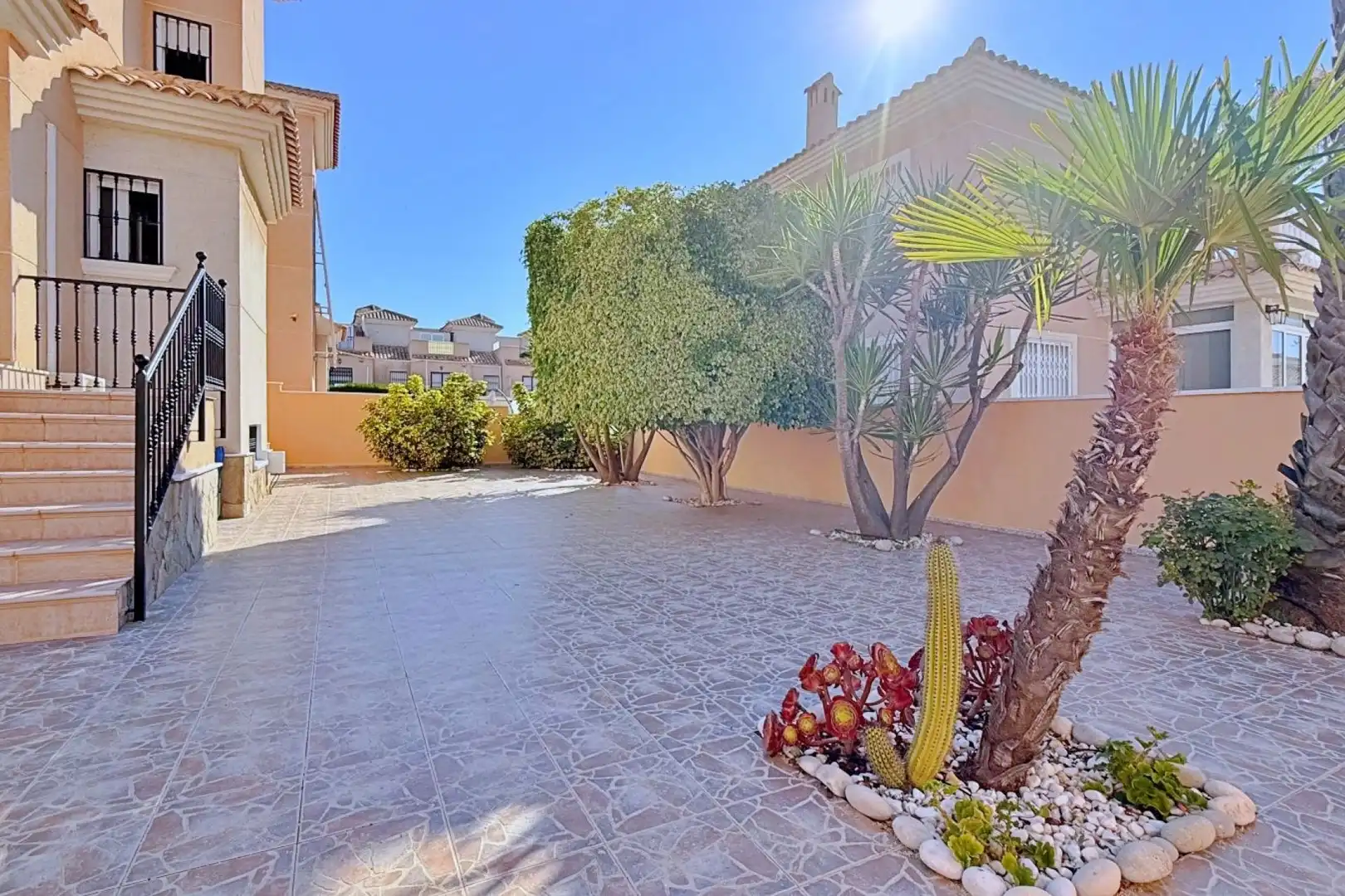 Vista exterior de Casa o xalet en venda en Orihuela amb Calefacció, Jardí privat i Terrassa