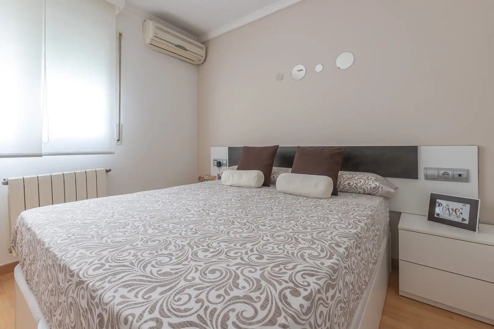 Schlafzimmer von Einfamilien-Reihenhaus zum Verkauf in Roses mit Klimaanlage, Heizung und Terrasse