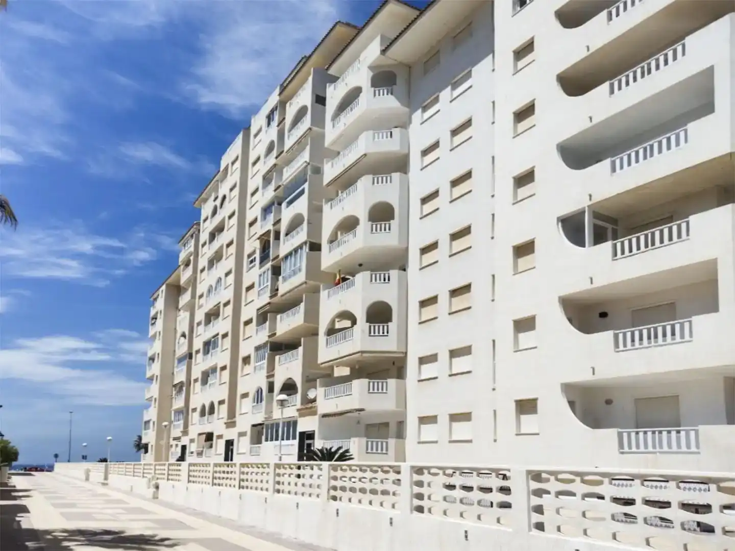 Vista exterior de Pis de lloguer en La Manga del Mar Menor amb Aire condicionat, Piscina i Moblat