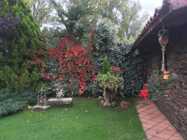 Jardí de Casa adosada en venda en San Andrés del Rabanedo amb Aire condicionat, Calefacció i Jardí privat