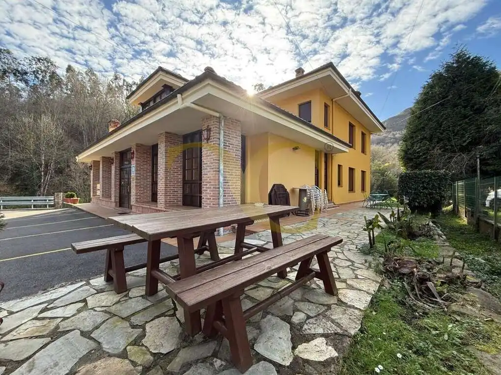 Garden of Buildings for sale in Llanes