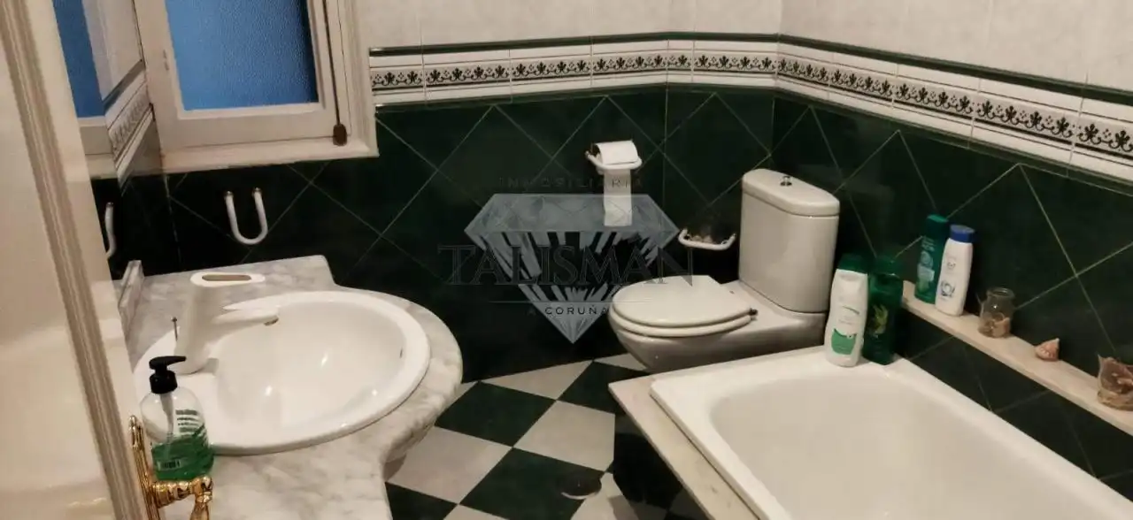 Baño de Piso de alquiler en A Coruña Capital  con Calefacción, Parquet y Amueblado