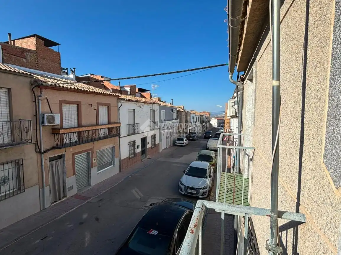 Vista exterior de Casa adosada en venda en Jódar amb Terrassa i Balcó