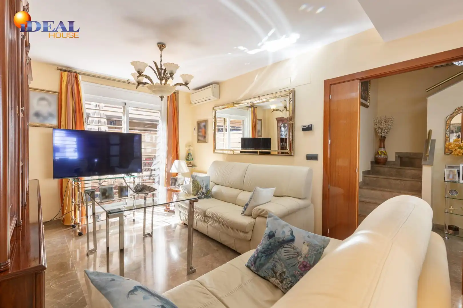 Sala d'estar de Casa adosada en venda en Armilla amb Calefacció