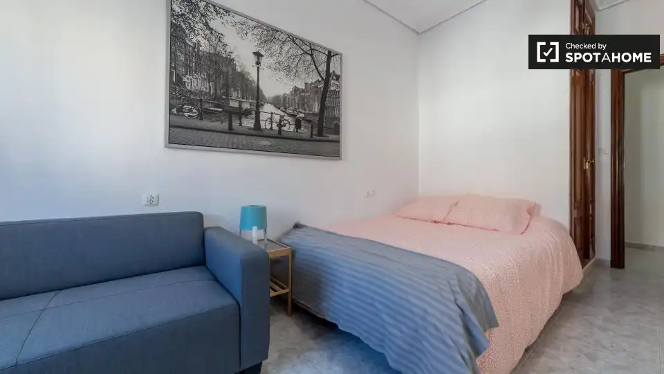 Schlafzimmer von Wohnung zur untervermieten in Valencia mit Klimaanlage, Heizung und Möbliert