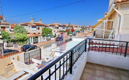 Vista exterior de Casa adosada en venda en Guardamar del Segura amb Terrassa i Balcó