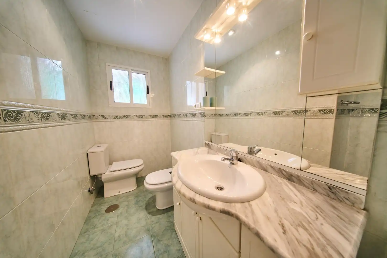 Bathroom of Flat for sale in Granada  with Air Conditioner and Balcony
