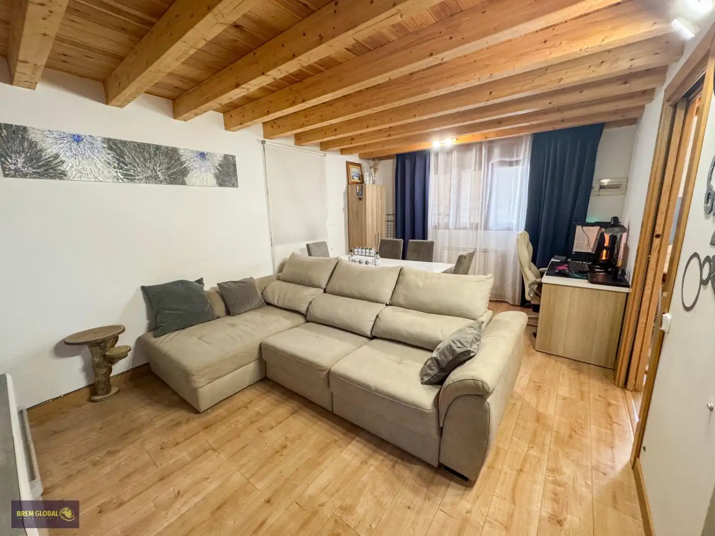 Sala d'estar de Casa o xalet en venda en La Cabrera amb Terrassa, Traster i Moblat