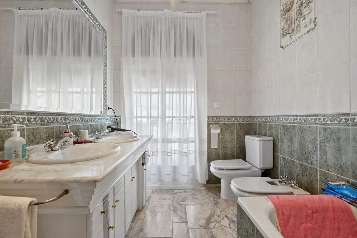 Badezimmer von Maisonette zum Verkauf in Bollullos de la Mitación mit Heizung, Privatgarten und Abstellraum