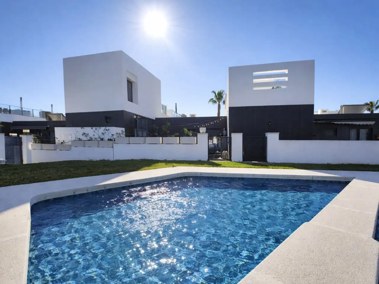 House with pool for sale in Calle Paso de Calais 13